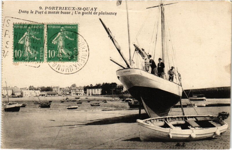 Carte postale ancienne Saint-Quay-Portrieux Dans le Port a Maree Basse - Un Yacht à Saint-Quay-Portrieux