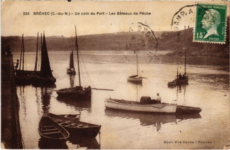 Carte postale ancienne Brehec Un Coin du Port - Les Bateaux de Peche