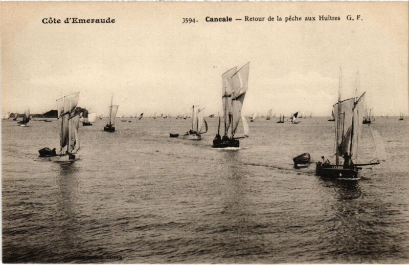 Carte postale ancienne Cancale Retour de la Peche aux Huitres