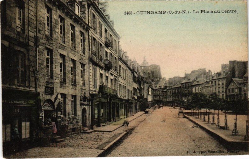 Carte postale ancienne Guingamp La Place du Centre à Guingamp