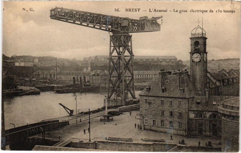 Carte postale ancienne Brest L'Arsenal - La Grue Electrique de 150 Tonnes