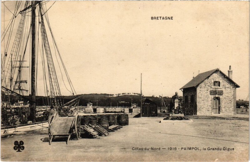 Carte postale ancienne Paimpol La Grand Digue à Paimpol