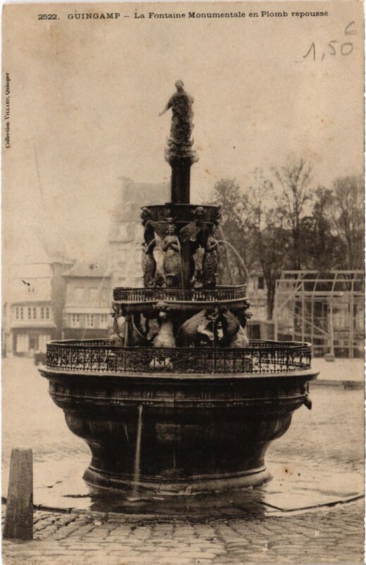 Carte postale ancienne Guingamp La Fontaine Monumentale en Plomb Repousse à Guingamp