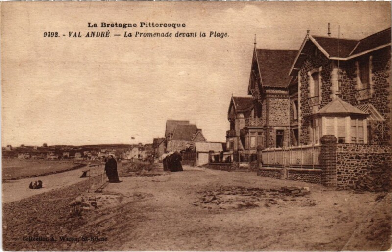 Carte postale ancienne Val-Andre La Promenade devant la Plage