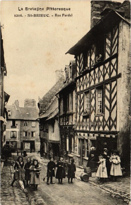 Carte postale ancienne Saint-Brieuc Rue Fardel à Saint-Brieuc