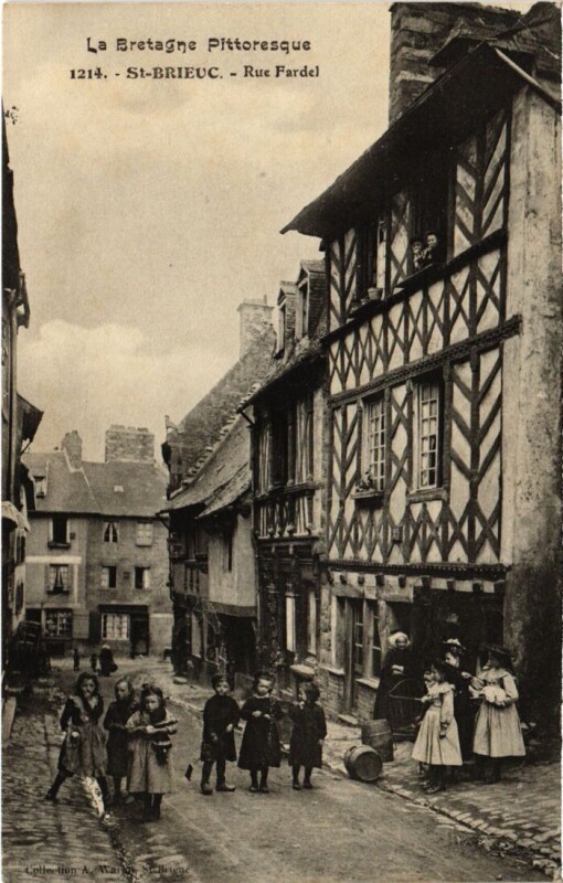 Carte postale ancienne Saint-Brieuc Rue Fardel à Saint-Brieuc