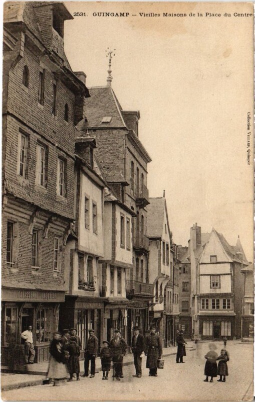 Carte postale ancienne Guingamp Vieilles Maisons de la Place du Centre à Guingamp