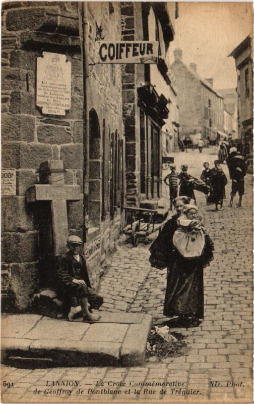 Carte postale ancienne Lannion La Croix Commemorative de Geoffroy de Pontblanc à Lannion