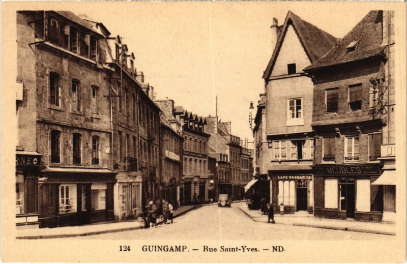 Carte postale ancienne Guingamp Rue Saint-Yves à Guingamp