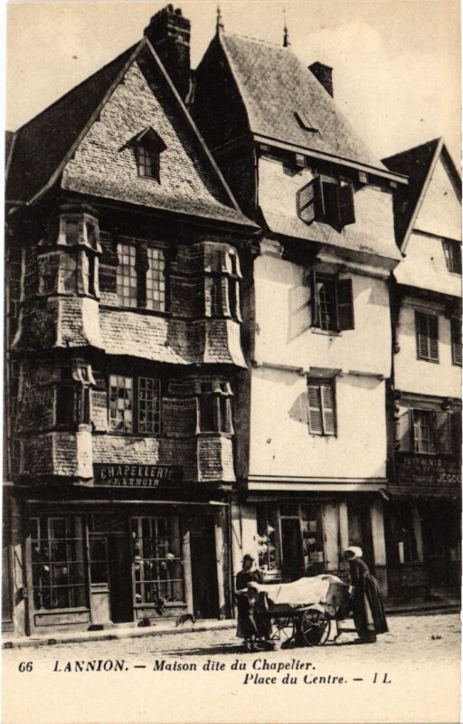 Carte postale ancienne Lannion Maison dite du Chapelier - Place du Centre à Lannion