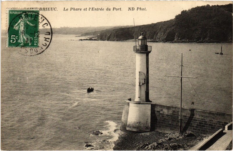 Carte postale ancienne Saint-Brieuc Le Phare et l'Entree du Port à Saint-Brieuc
