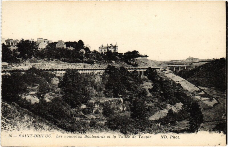 Carte postale ancienne Saint-Brieuc Les Nouveaux Boulevards et la Vallee de Toupin à Saint-Brieuc