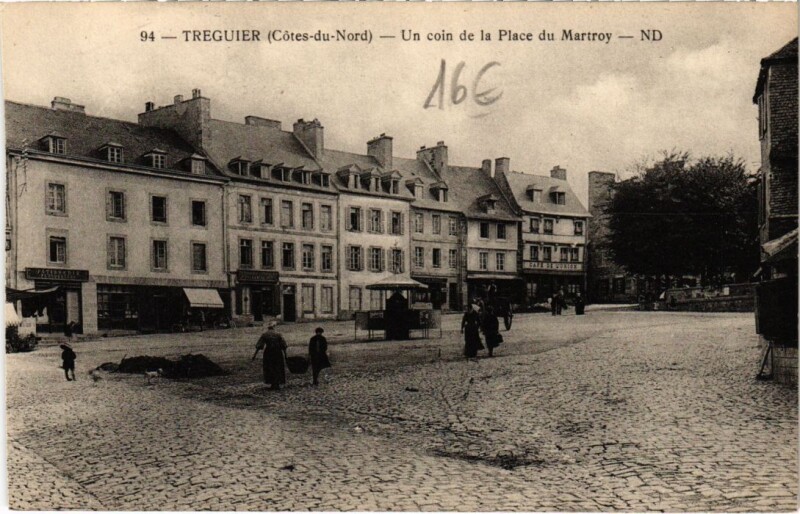 Carte postale ancienne Treguier Un Coin de la Place du Martroy