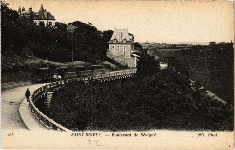 Carte postale ancienne Saint-Brieuc Boulevard de Sevigne à Saint-Brieuc