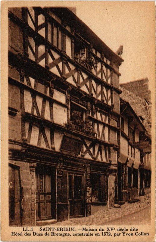 Carte postale ancienne Saint-Brieuc Maison du Xv. Siecle dite Hotel des Ducs de Bretagne à Saint-Brieuc