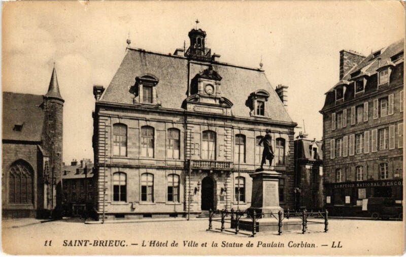 Carte postale ancienne Saint-Brieuc L'Hotel de Ville et la Statue de Paulain Corbian à Saint-Brieuc