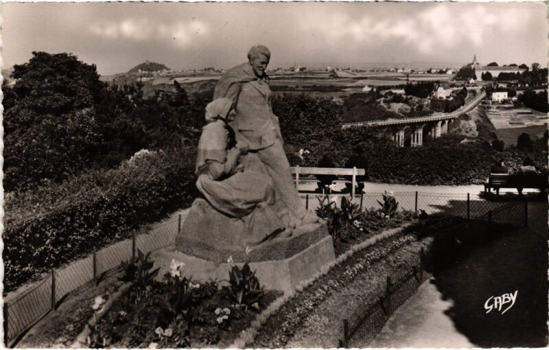 Carte postale ancienne Saint-Brieuc Monument Anatole Le Braz à Saint-Brieuc