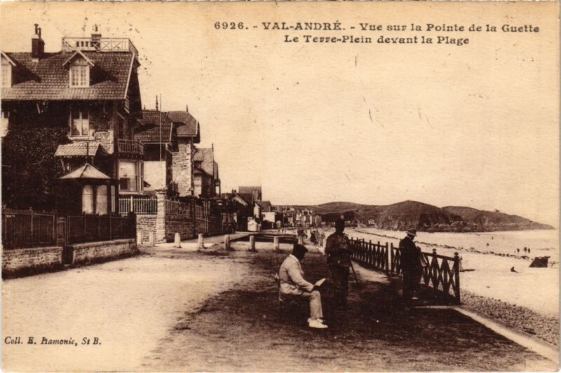 Carte postale ancienne Val-Andre Vue sur la Pointe de la Guette