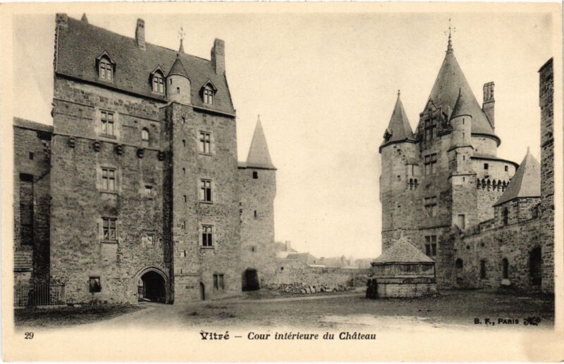 Carte postale ancienne Vitre Cour Interieure du Chateau