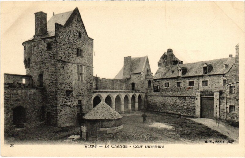 Carte postale ancienne Vitre Le Chateau - Cour Interieure