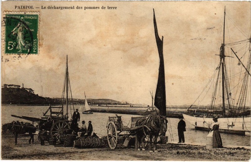 Carte postale ancienne Paimpol Le Dechargement des Pommes de Terre à Paimpol