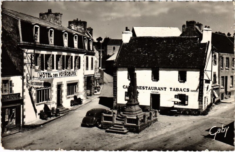 Carte postale ancienne Plestin-les-Greves Le Monument aux Morts