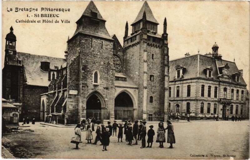 Carte postale ancienne Saint-Brieuc Cathedrale et Hotel de Ville à Saint-Brieuc