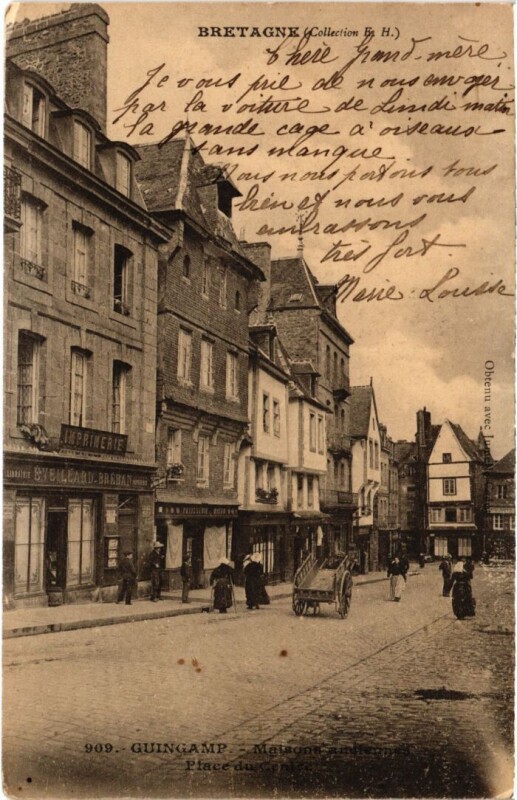 Carte postale ancienne Guingamp Maisons Anciennes - Place du Centre à Guingamp