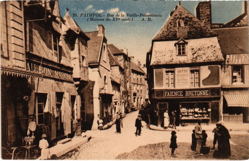 Carte postale ancienne Paimpol Rue de la Vieille-Poissonnerie à Paimpol