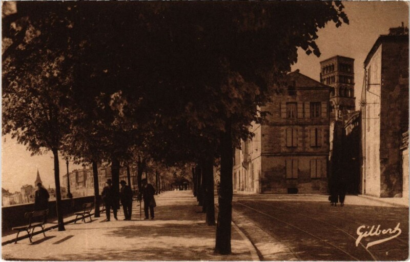 Carte postale ancienne Angouleme Sur le Rempart Dessaix