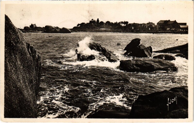 Carte postale ancienne Tregastel Les Rochers et la Plage