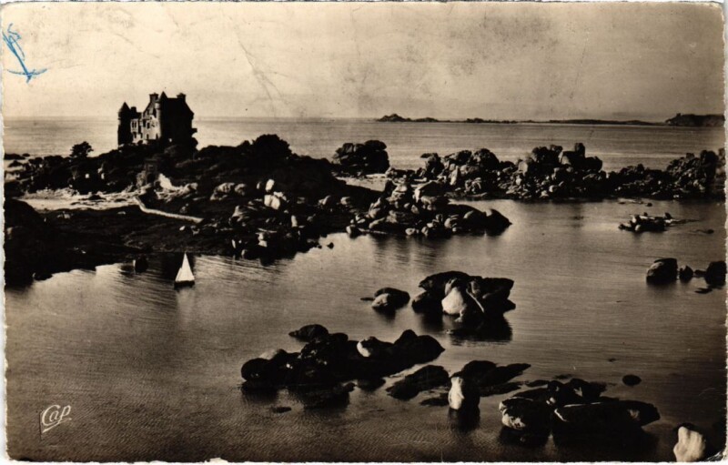 Carte postale ancienne Tregastel - Ploumanc'H Chateau de Costaeres - Passe de Plumanac'h à Trégastel