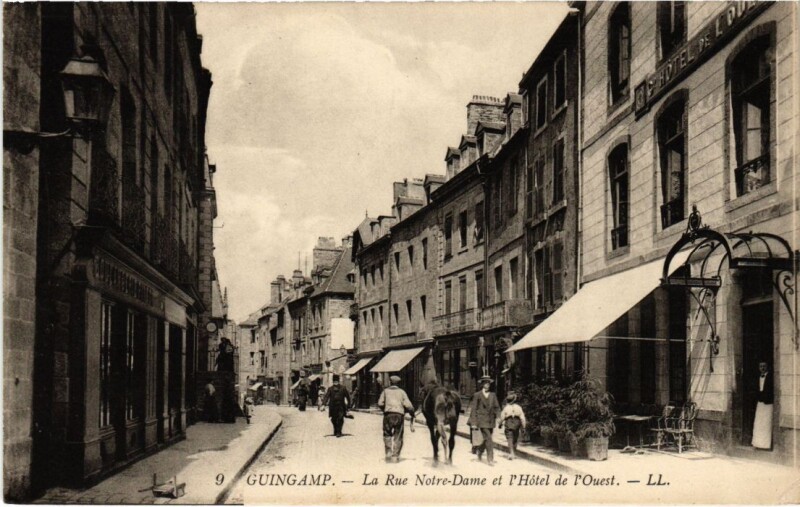 Carte postale ancienne Guingamp La Rue Notre-Dame et l'Hotel de l'Ouest à Guingamp