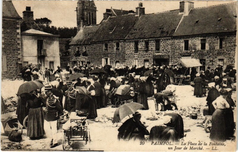 Carte postale ancienne Paimpol La Place de la Fontaine un Jour de Marche à Paimpol