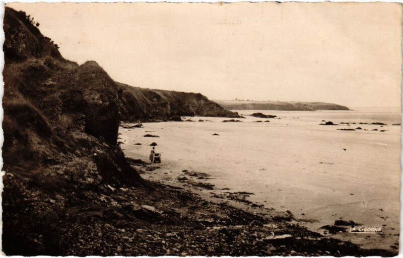 Carte postale ancienne Binic Entre des Plages des Godelins et du Corps de Garde