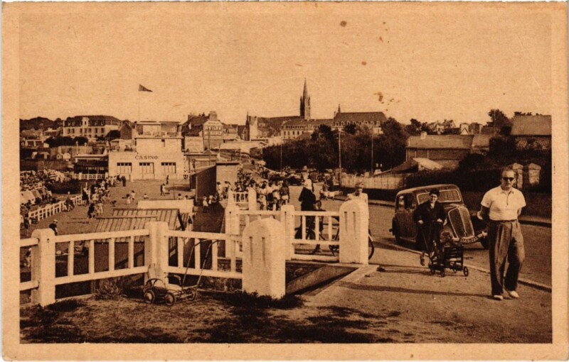 Carte postale ancienne Saint-Quay-Portrieux Vue Generale vers le Casino à Saint-Quay-Portrieux