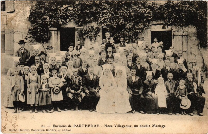 Carte postale ancienne Environs de Parthenay Noce Villageoise - Un Double Mariage