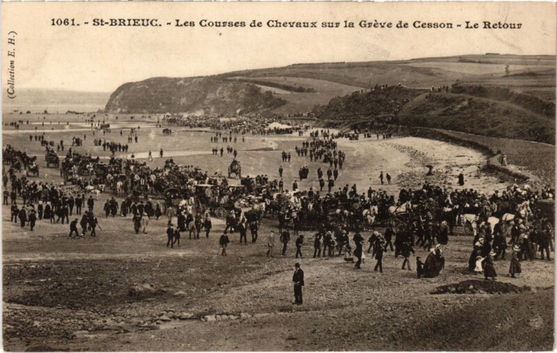 Carte postale ancienne Saint-Brieuc Les Courses de Chevaux sur la Greve de Cesson à Saint-Brieuc