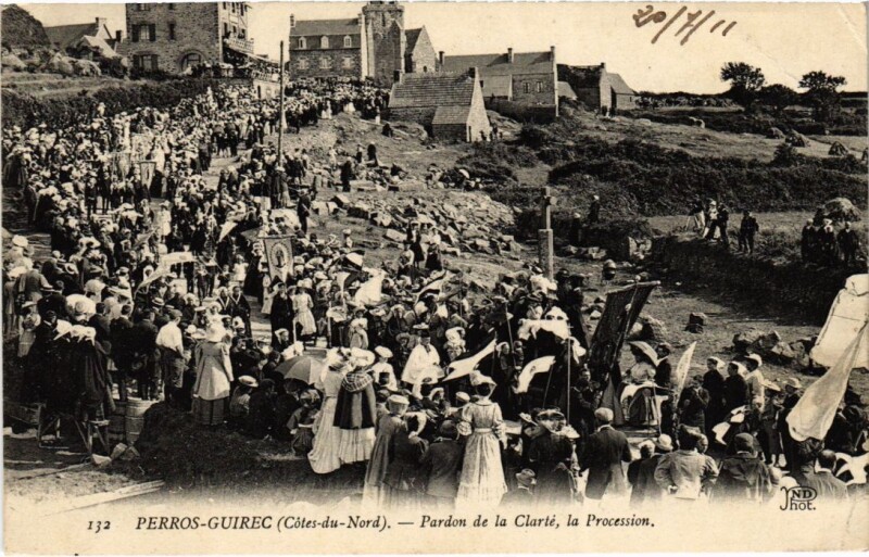 Carte postale ancienne Perros-Guirec Pardon de la Clarte - La Procession à Perros-Guirec