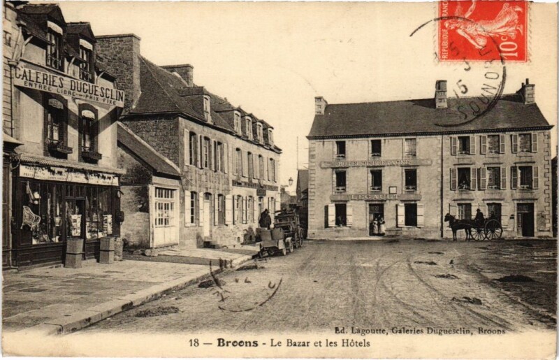 Carte postale ancienne Broons Le Bazar et les Hotels à Broons