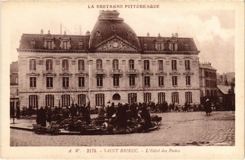 Carte postale ancienne Saint-Brieuc L'Hotel des Postes à Saint-Brieuc