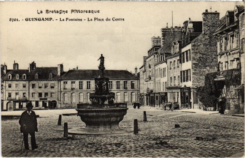 Carte postale ancienne Guingamp La Fontaine - La Place du Centre à Guingamp