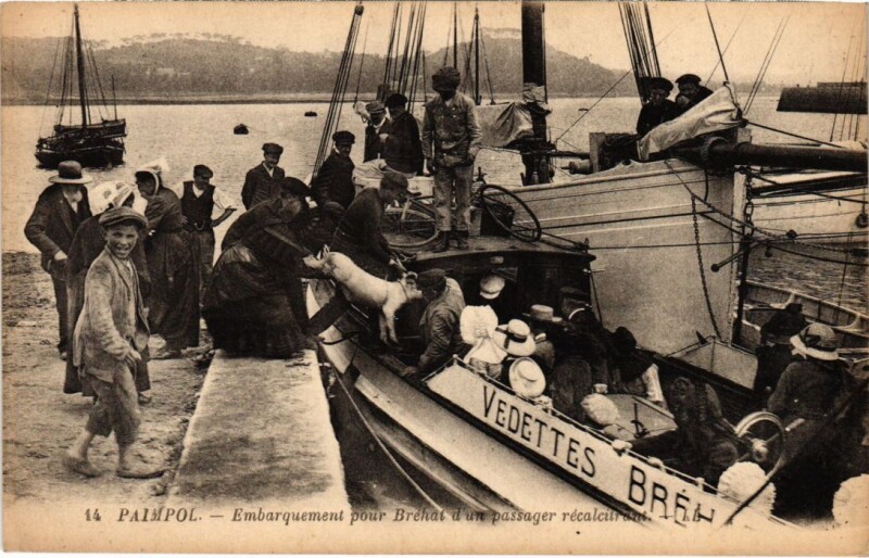 Carte postale ancienne Paimpol Embarquement pour Brehat d'un Passager Recalcitrant à Paimpol