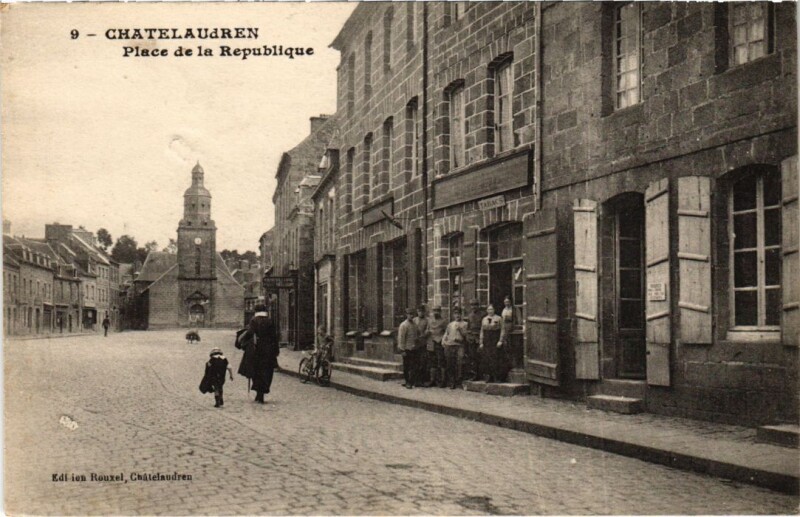 Carte postale ancienne Chatelaudren Place de la Republique