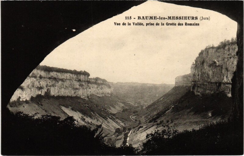 Carte postale ancienne Baume les Messieurs vue de la Vallee à Baume-les-Messieurs