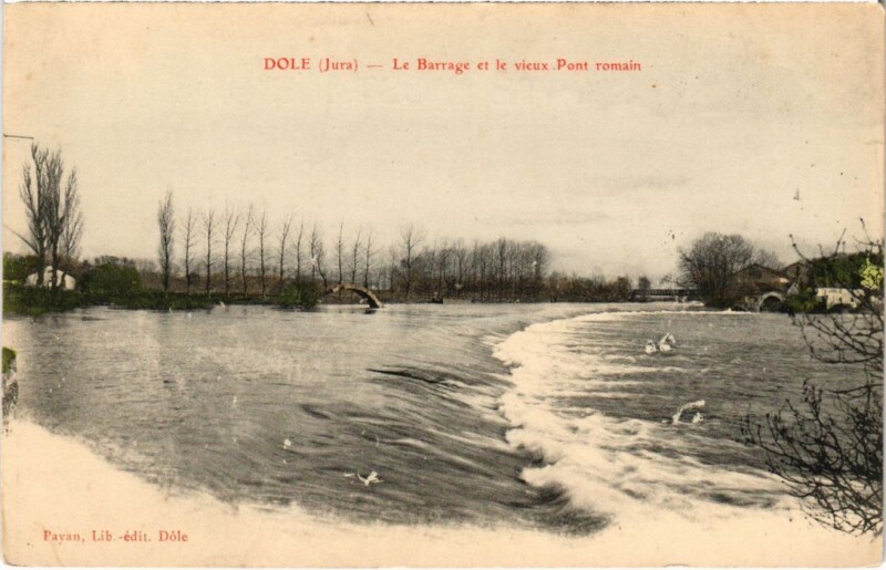 Carte postale ancienne Dole Le Barrage et le vieux Pont romain à Romain