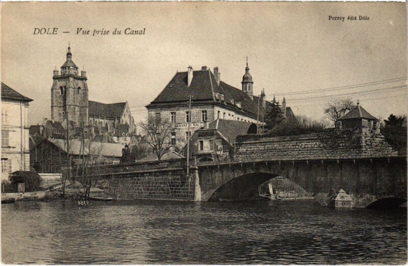 Carte postale ancienne Dole vue prise du Canal