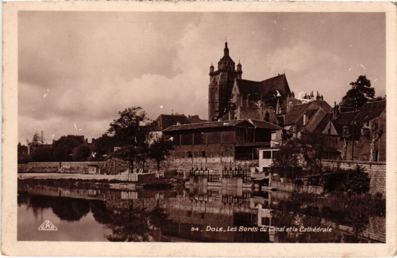 Carte postale ancienne Dole Les Bords du Canal et la Cathedrale