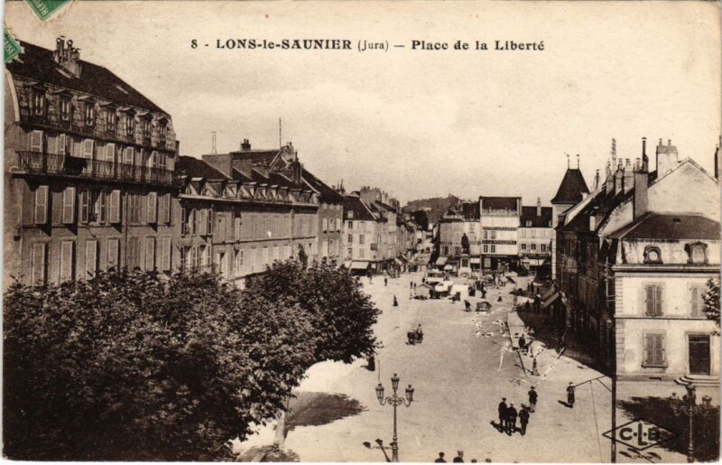 Carte postale ancienne Lons le Saunier Place de la Liberte à Lons-le-Saunier