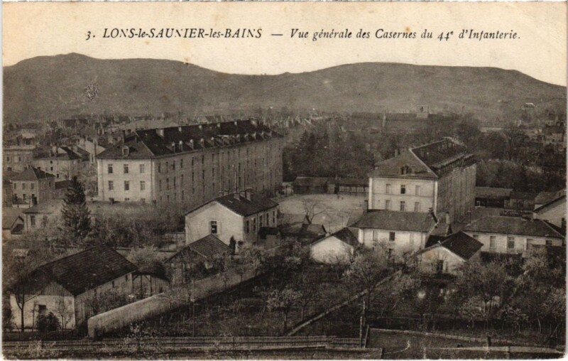 Carte postale ancienne Lons le Saunier vue generale des Casernes à Lons-le-Saunier